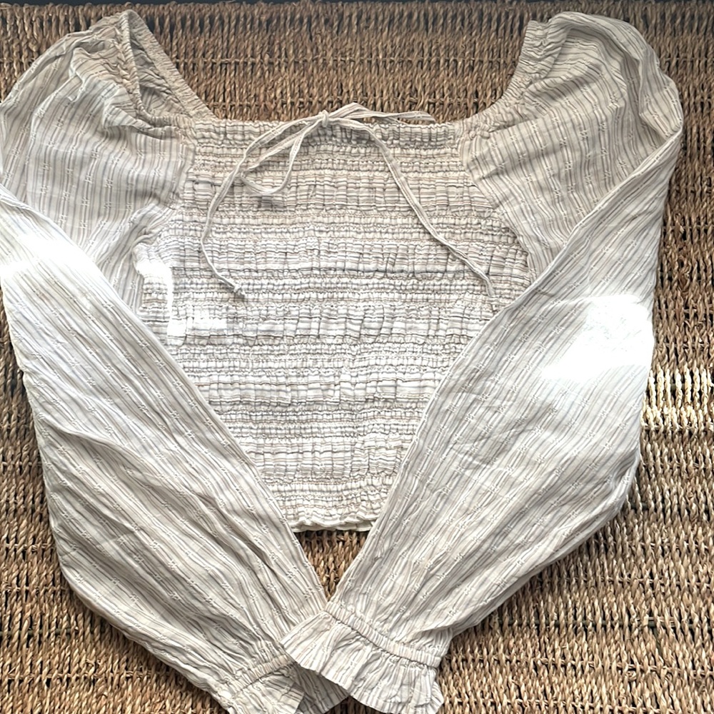 American Eagle size XS top. Long sleeve, cropped. Brand new, without tags.